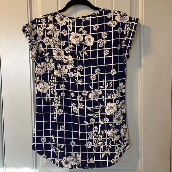 Express V-neck short sleeve blouse - Picture 3 of 3